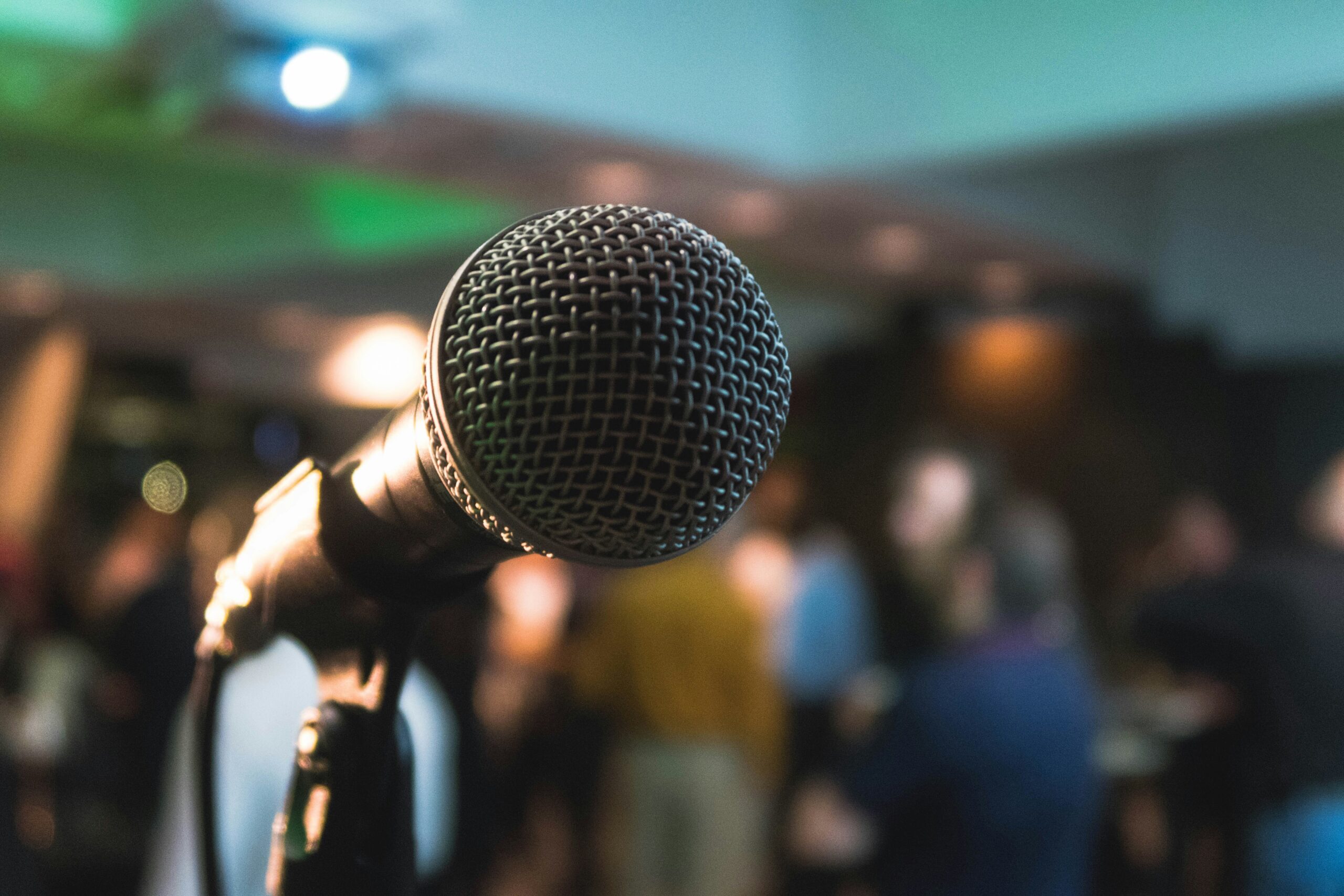 Microphone infant of a crowd of people